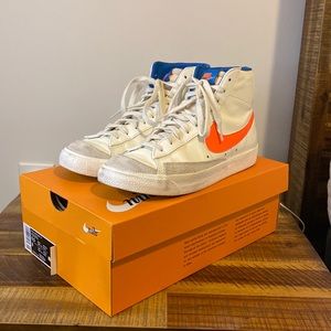 Nike Blazer Mid 77 in White/Blue/Orange